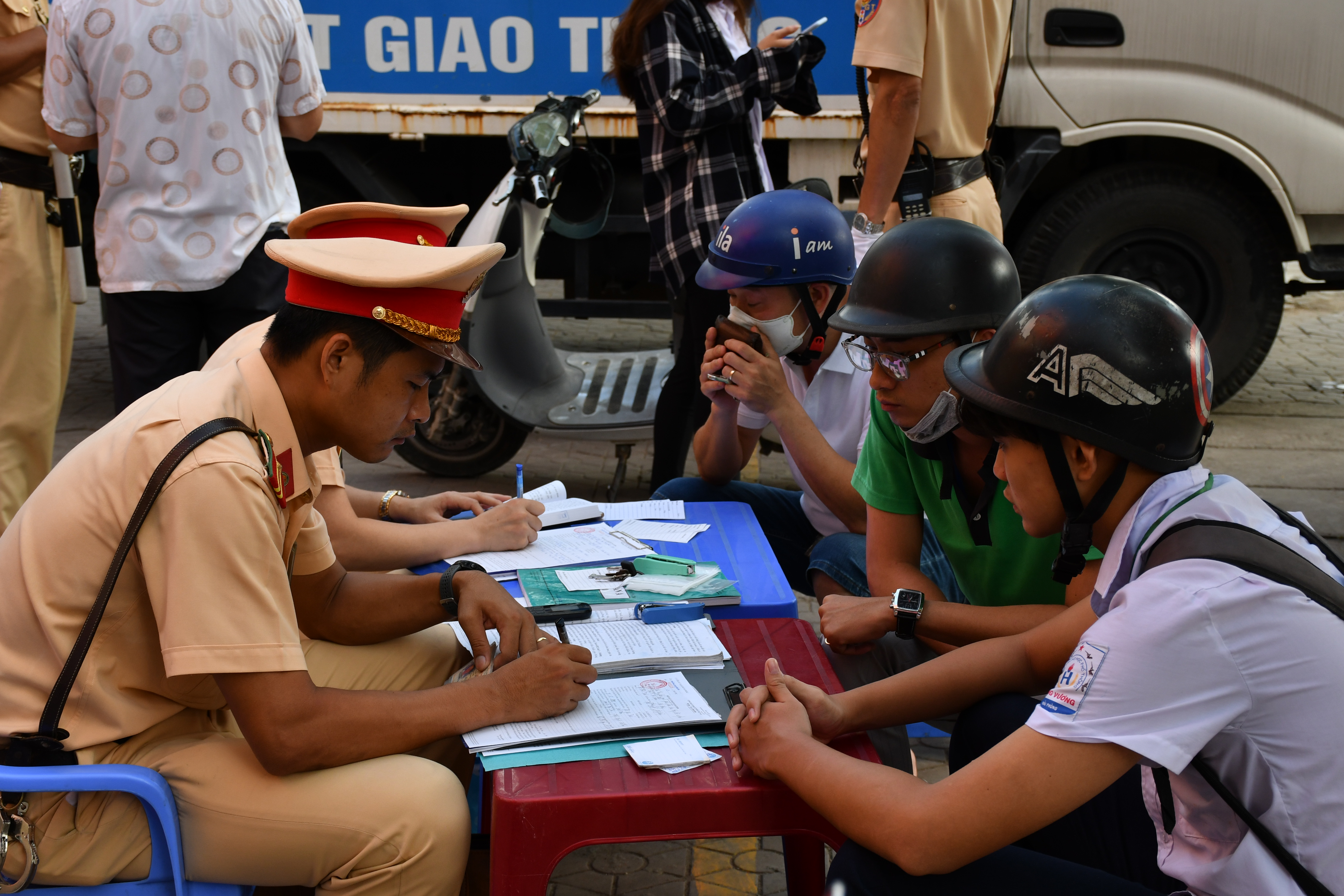 Trong 3 ngày cuối tuần phạt 284 trường hợp vi phạm trật tự an toàn giao thông